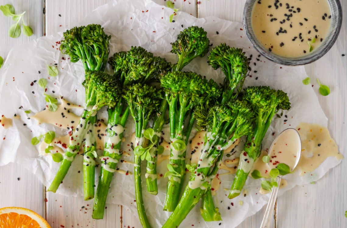 Spargelbrokkoli, auch bekannt als Broccolini oder Asparation, ist eine Kreuzung zwischen Brokkoli und chinesischem Brokkoli (Kai-lan). Ursprünglich aus Japan stammend, wird er heute weltweit angebaut.