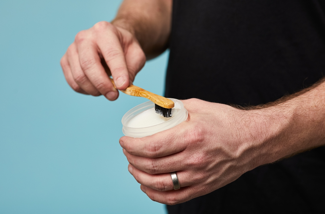 Dieses fluoridfreie Zahnpasta Jelly hat einen angenehmen Minzgeschmack und sorgt für eine sanfte Reinigung und aufhellenden Effekt