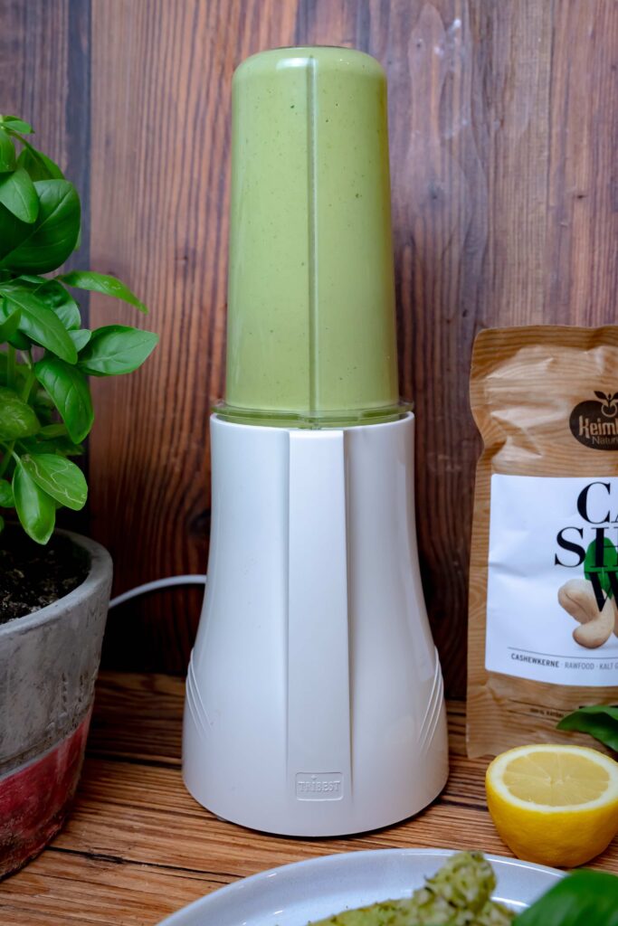 Proteinreiches Bohnen-Basilikum-Pesto mit Hanfsamen