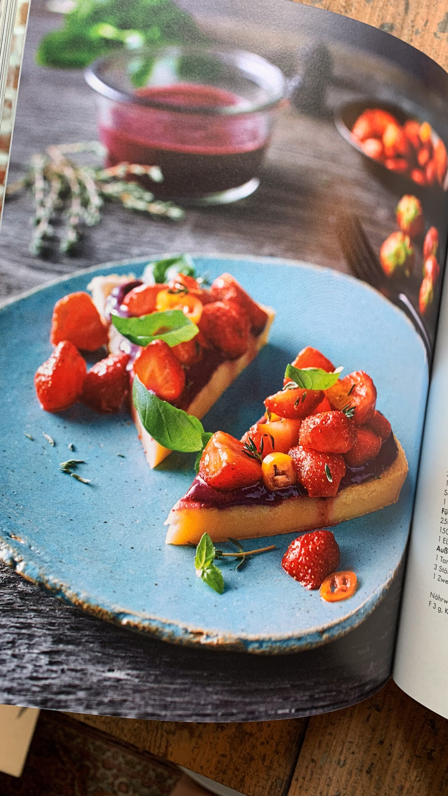 Krass lecker vegan: Glück satt in nur 10, 15 oder 30 Minuten! Nicole Just, auch bekannt als "La Veganista", und Alexander Flohr, der beliebte YouTuber hinter "Hier kocht Alex", sind ein einzigartiges Kochduound sie haben ihre besten und schnellsten veganen Rezepte für die ganze Familie in einem Kochbuch veröffentlicht.