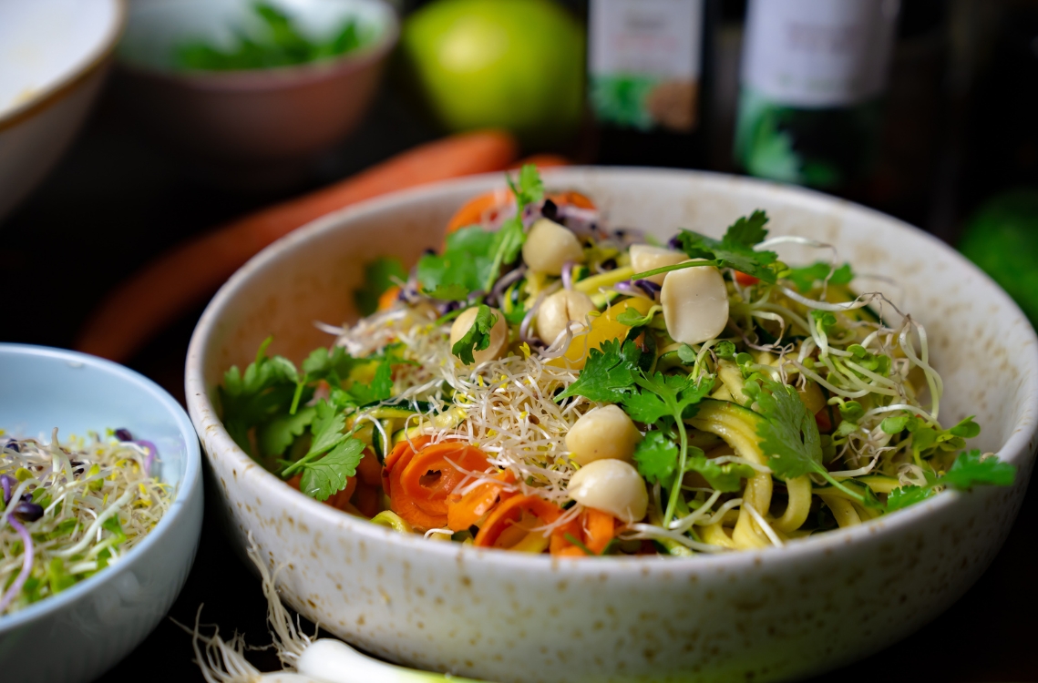 Sommerlich-leichter Genuss: Pad-Thai-Salat mit Zucchini und Macadamia