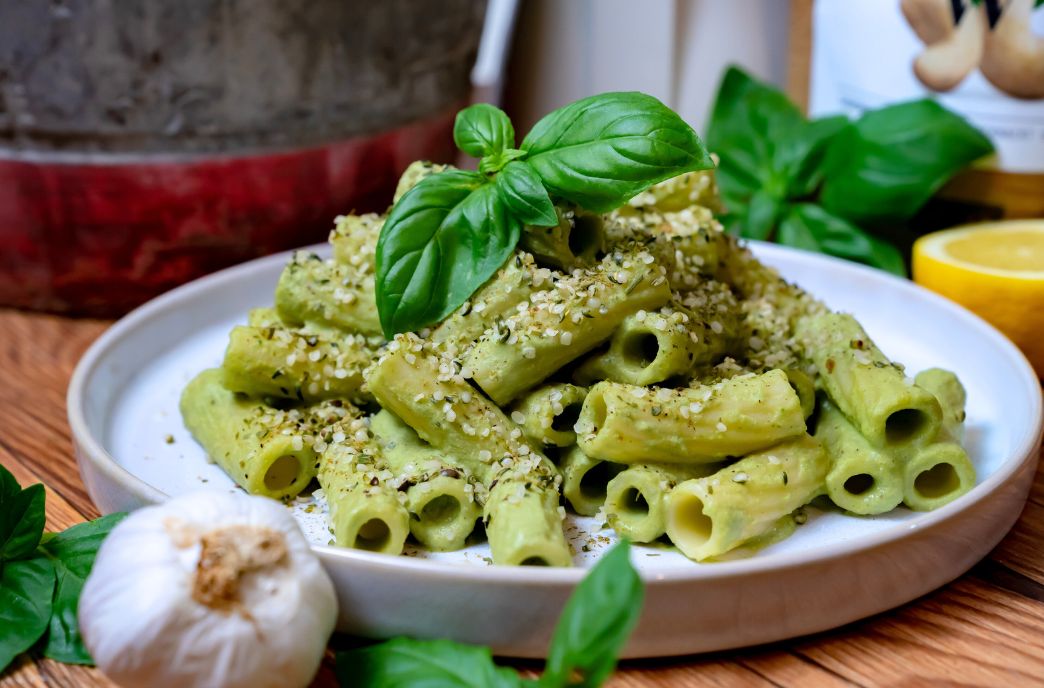 Proteinreiches Bohnen-Basilikum-Pesto mit Hanfsamen