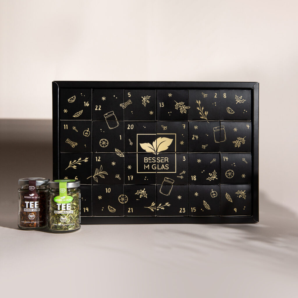 BESSER IM GLAS: Der Bio Tee Adventskalender 2023 | Zum 4-jährigen Jubiläum erfolgreich mit umfangreichem Bio Tee- & Bio Gewürz-Sortiment | Adventskalender mit 6 neuen verführerischen Sorten – natürlich, nachhaltig & zuckerfrei für die Adventszeit