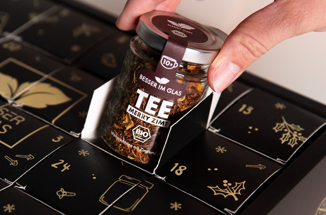 BESSER IM GLAS: Der Bio Tee Adventskalender 2023 | Zum 4-jährigen Jubiläum erfolgreich mit umfangreichem Bio Tee- & Bio Gewürz-Sortiment | Adventskalender mit 6 neuen verführerischen Sorten – natürlich, nachhaltig & zuckerfrei für die Adventszeit