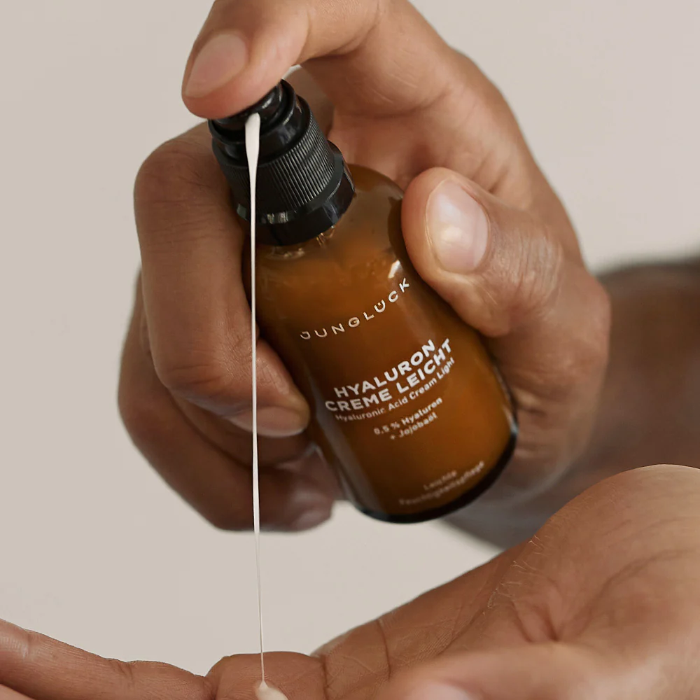 Vegane Kosmetik: Verwöhne deine Liebsten mit cruelty-free Hautpflege- und Kosmetikprodukten, die nicht nur gut für die Haut, sondern auch für die Umwelt sind. Vegane Schönheitsprodukte sind eine wunderbare Geschenkidee, die sowohl das Wohlbefinden als auch die Umwelt berücksichtigen. Eine hervorragende Marke in diesem Bereich ist Junglück, die eine Reihe von reinen, nachhaltigen und wirksamen Hautpflegeprodukten anbietet. Diese Produkte sind 100% vegan, PETA-zertifiziert und legen großen Wert auf natürliche Inhaltsstoffe und verträgliche Formulierungen. Mit einem Geschenk von Junglück kannst du deinen Liebsten eine luxuriöse Hautpflegeerfahrung bieten, die nicht nur ihre Haut, sondern auch die Umwelt schont. Weitere Informationen findest du auf der hier*.