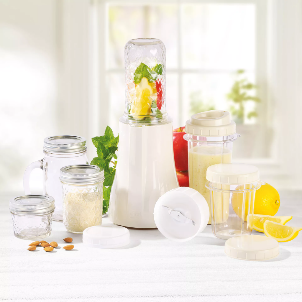 Der Personal Blender von Keimling* ist kinderleicht und schnell: Einfach Zutaten hinzufügen, für ein paar Sekunden mixen und fertig. Du kannst cremige Smoothies, frische Fruchtpürees, würzige Salatdressings, pikante Salsas und vieles mehr herstellen.