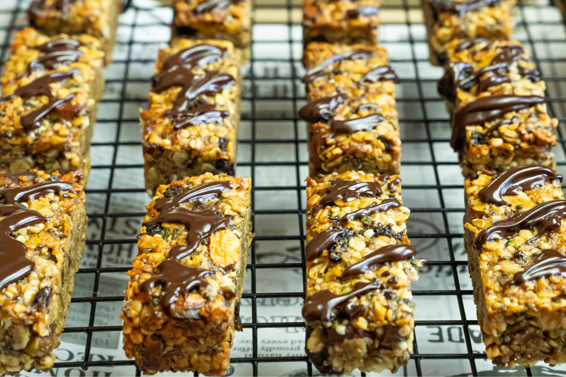 Müsliriegel mit Hanfsamen und Pistazien