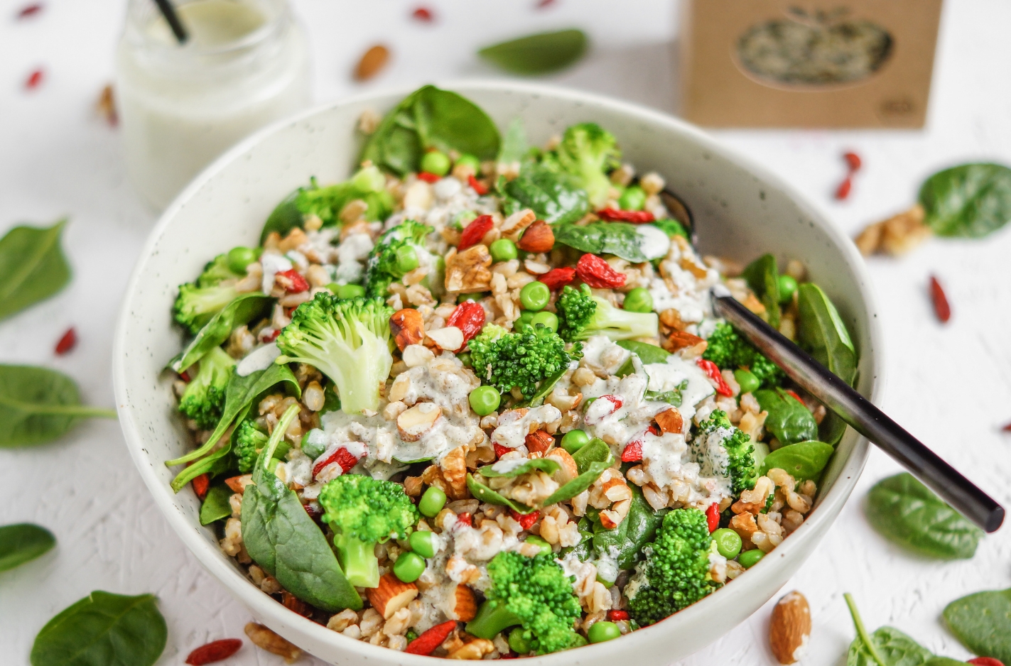 Superfood Salat mit Dinkel und Hanfsamen