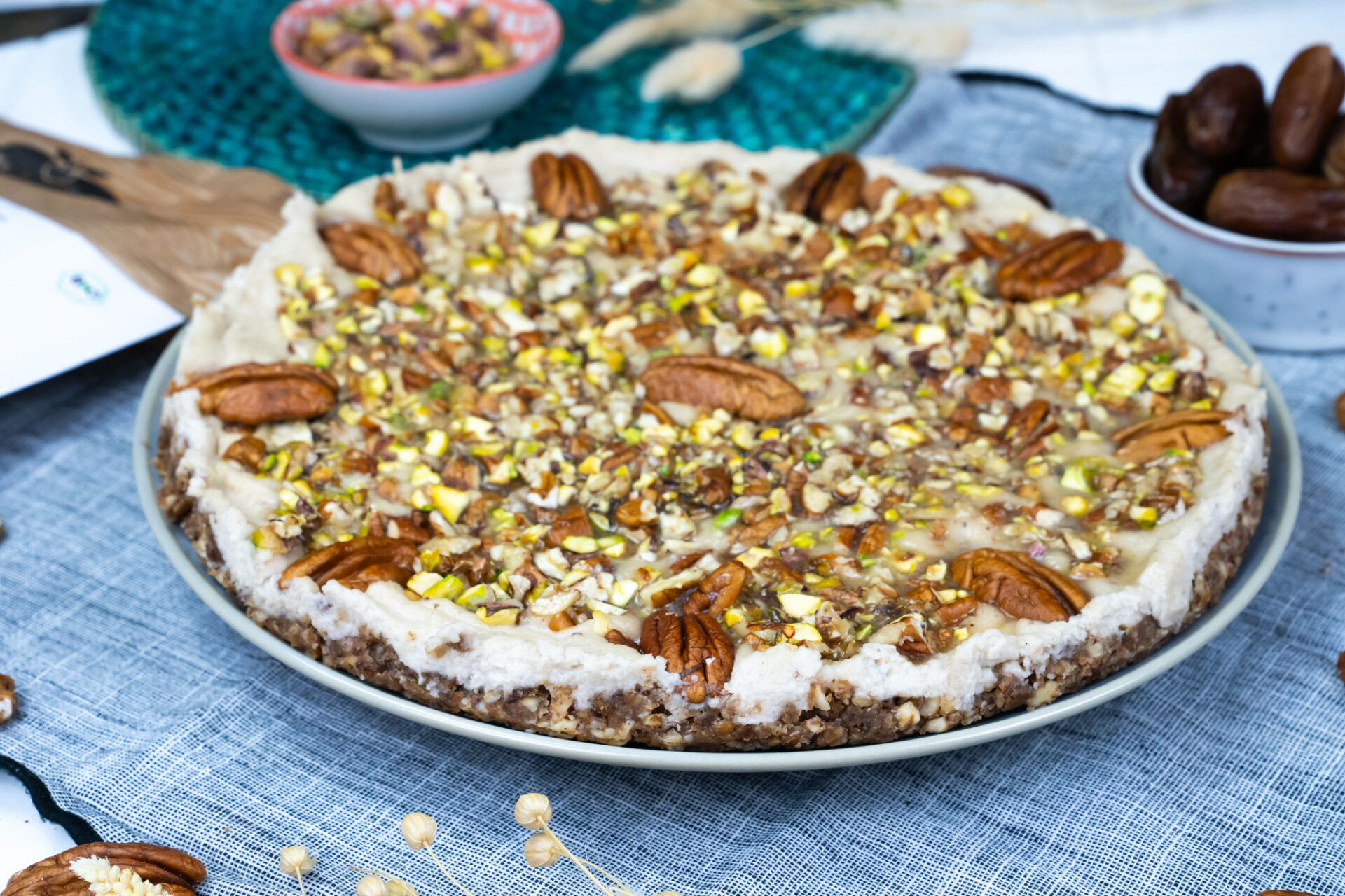 Bist du auf der Suche nach einem gesunden und leckeren Snack, den du ohne schlechtes Gewissen genießen kannst? Dann habe ich hier etwas ganz Besonderes für dich: Raw-vegane Pekannuss-Ecken. Diese köstlichen Dreiecke sind nicht nur voller gesunder Nüsse, sondern auch roh, vegan und perfekt, um zwischendurch neue Energie zu tanken. Perfekt also für einen bewussten Snack oder als Nascherei, die du auch gerne verschenken kannst.