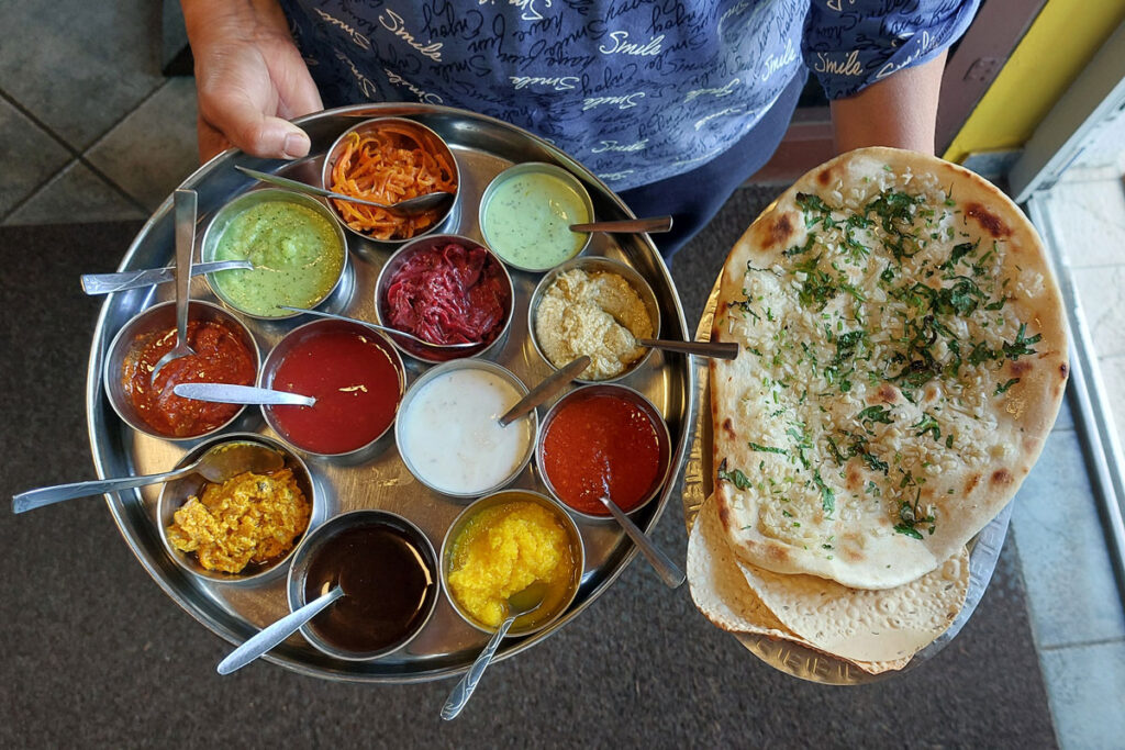 Wer in Kühlungsborn vegan essen möchte, kann beim indischen Restaurant Mantra vorbeischauen. Auf der Karte finden sich gleich mehrere vegane Gerichte, beispielsweise Ayurvedic Moong Dal mit Bio-Linsen und Kokos-Currysoße, Channa Aloo Masala mit Kichererbsen und Kartoffeln oder ein veganes Gemüse-Curry.