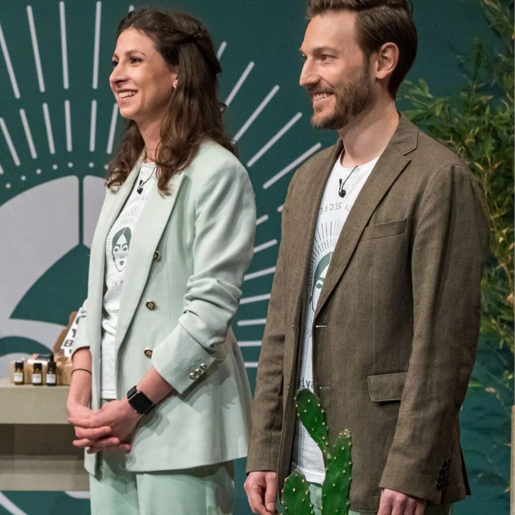 Viva Maia wurde von Herbert aus Mexiko und Verena aus Deutschland gegründet. Die Idee hinter der Marke ist es, traditionelles Pflanzenwissen aus Mexiko mit moderner Hautpflege zu verbinden. Dabei stehen pflanzliche Inhaltsstoffe und die botanische Vielfalt Mexikos im Mittelpunkt.